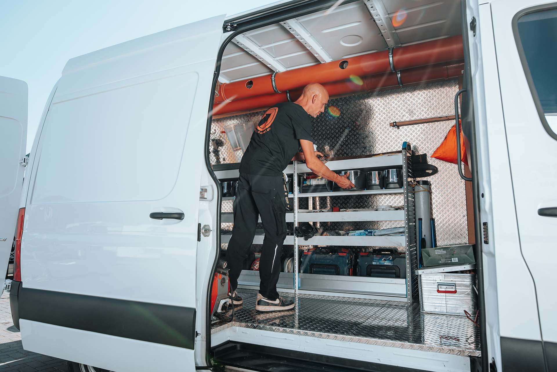 Moersch Kanal Mitarbeiter holt Werkzeug zur Lokalisierung von Rohrbruch in Mönchengladbach