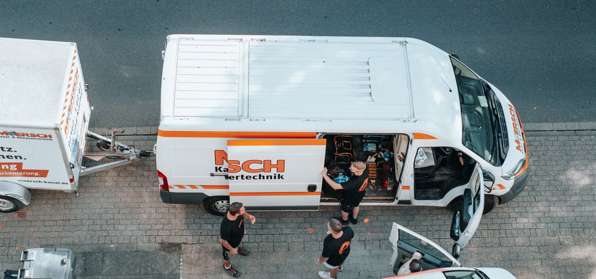 Einsatzwagen von Moersch Kanal für professionelle Rohrreinigung auf Straße