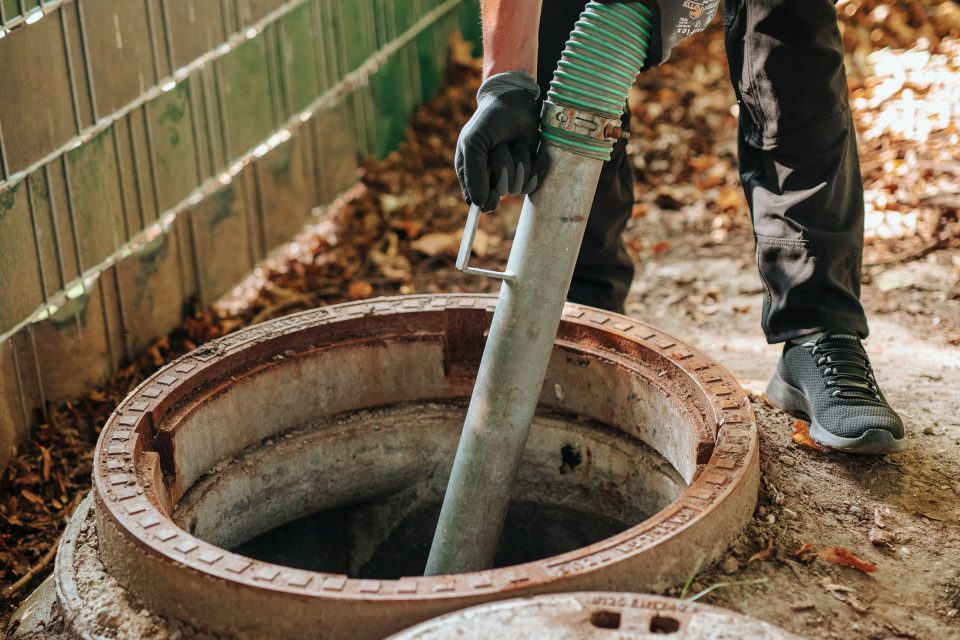 Einsatz eines Kanal Notdienst am Kanaldeckel in Mönchengladbach