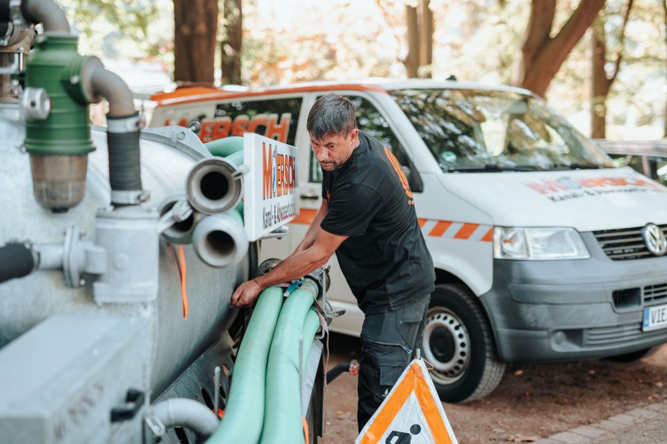 Moersch Mitarbeiter am Einsatzfahrzeug für Kanal Notdienst Mönchengladbach
