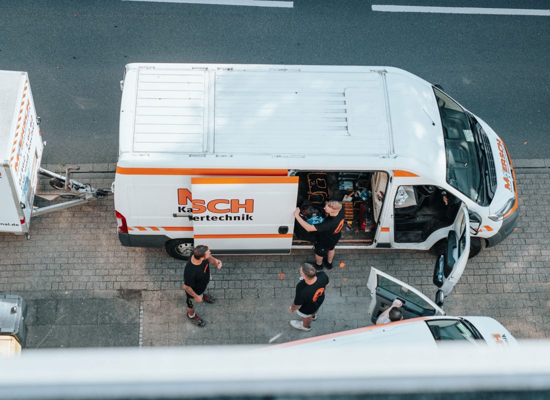 Einsatzfahrzeug von Moersch Kanal vor Einsatzort zur Abflussreinigung in Mönchengladbach