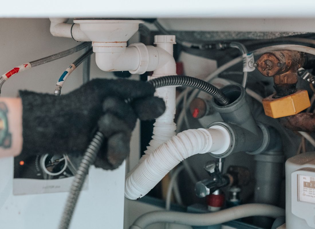 Professionelle Abflussreinigung am Küchensiphon