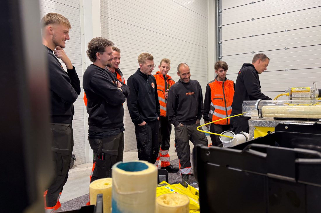Moersch Kanal Team steht zusammen bei Wissenstransfer für Spraylinertechnik